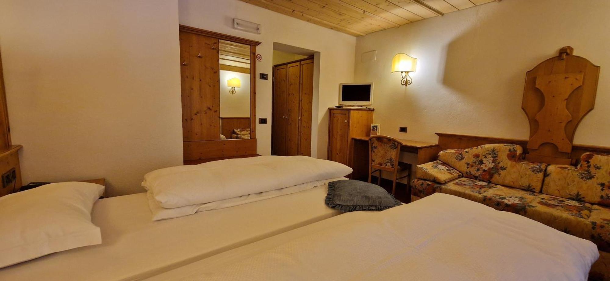 Hotel Roy มัลกาชาเปลา ภายนอก รูปภาพ