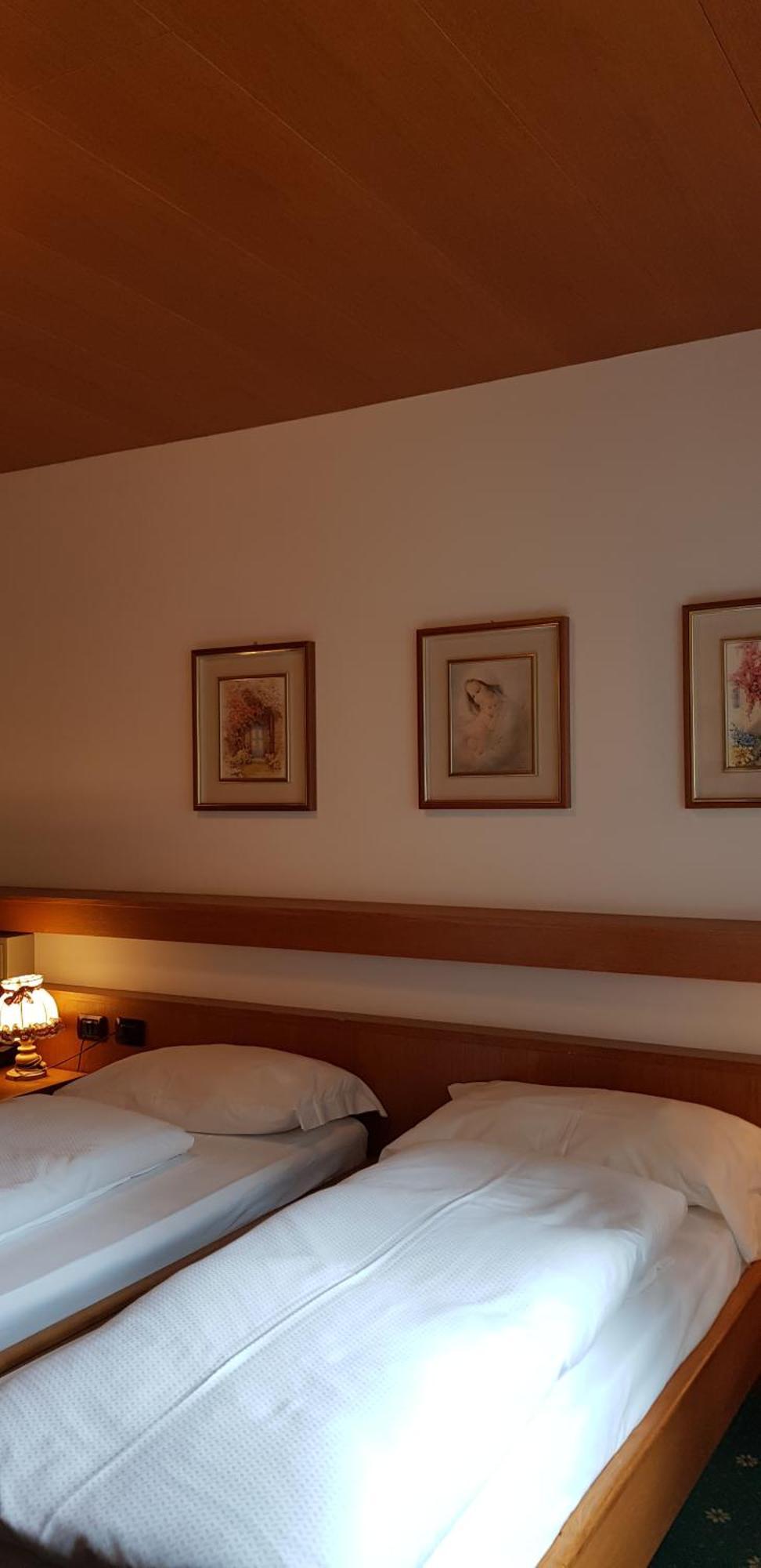 Hotel Roy มัลกาชาเปลา ภายนอก รูปภาพ
