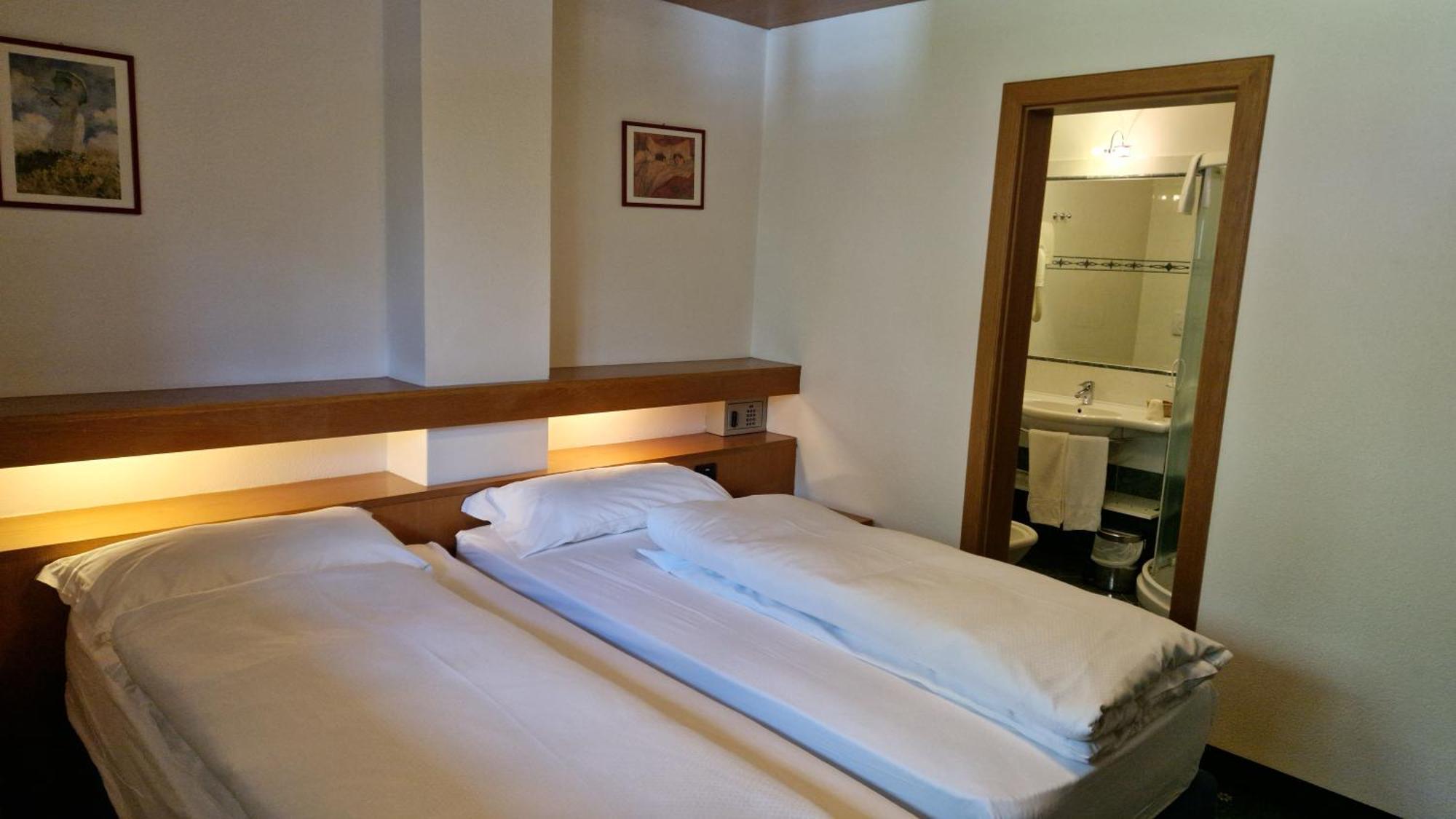Hotel Roy มัลกาชาเปลา ห้อง รูปภาพ