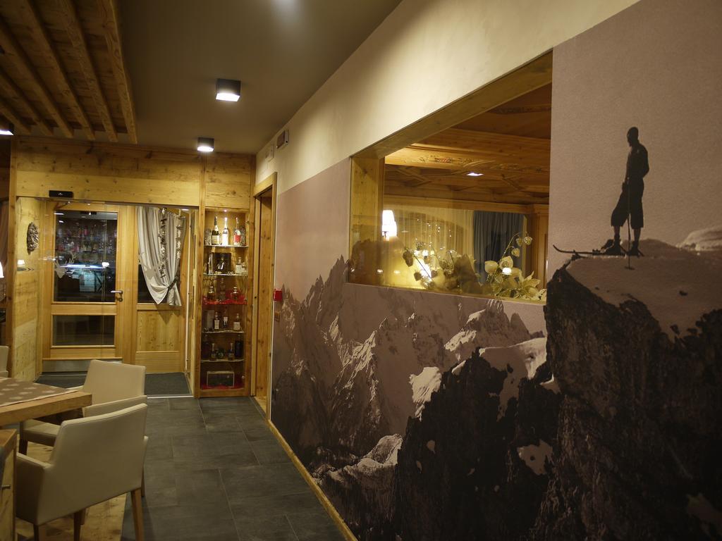 Hotel Roy มัลกาชาเปลา ภายนอก รูปภาพ