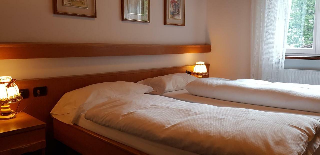 Hotel Roy มัลกาชาเปลา ภายนอก รูปภาพ